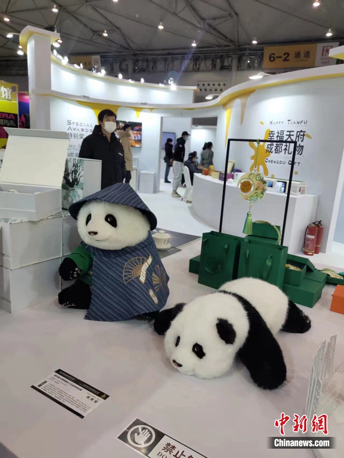 仿真熊猫玩偶热销，一只价格上千，你会买吗？