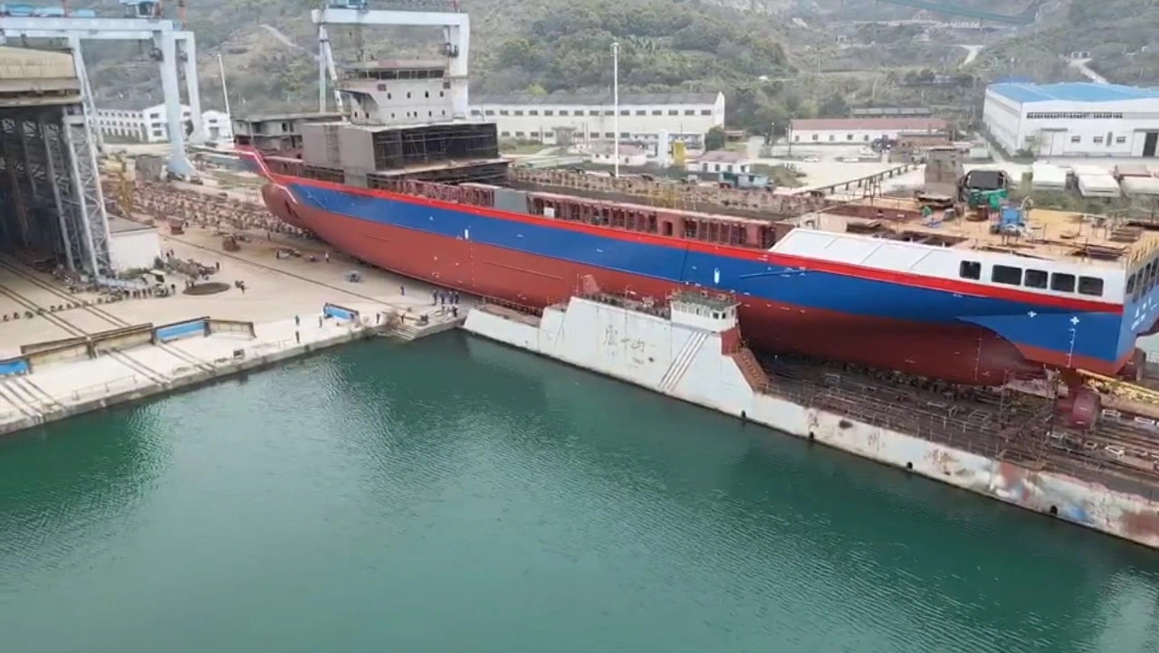 全球最大、国内首艘万吨级远洋通信海缆铺设船下水