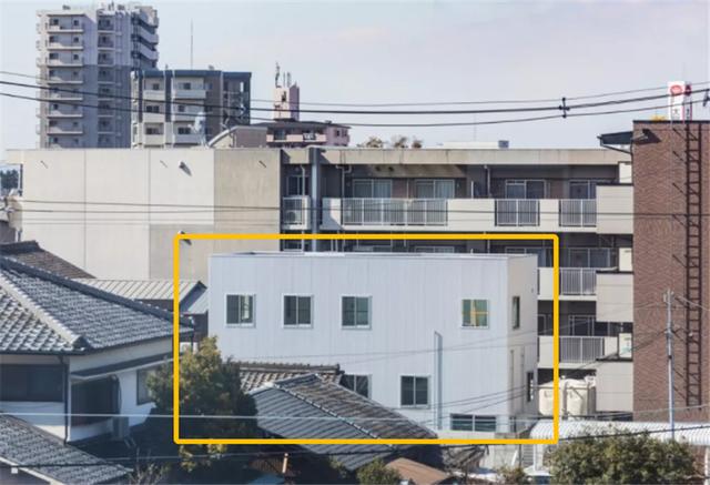 日本一家三口住宅内：房间全开放没有一扇门，起居全在浮台上？