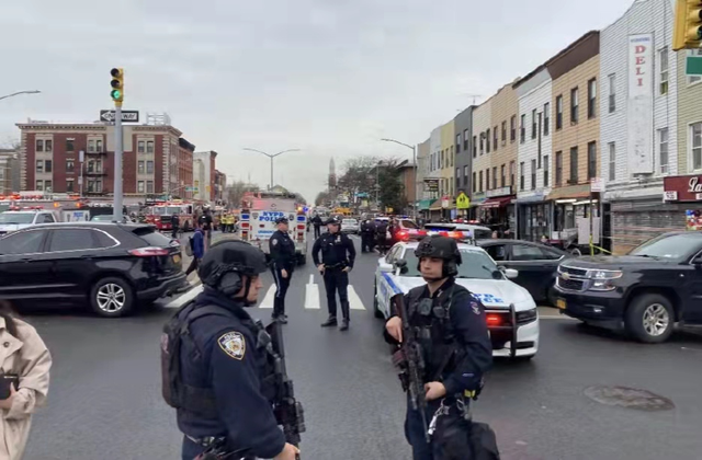 纽约地铁枪击 美国警察24小时丢脸记：枪手逃脱后逛街 还打电话羞辱