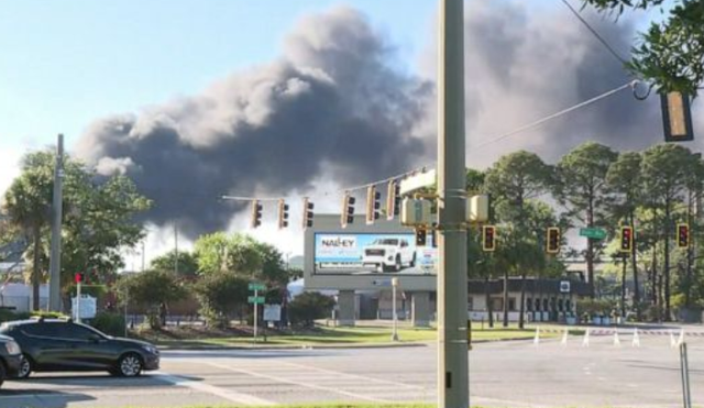 美国一工厂起火腾起浓浓黑烟 居民称外出时感到头晕