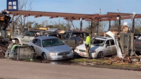 龙卷风袭击美国南部多地 密西西比州一小镇遍地瓦砾