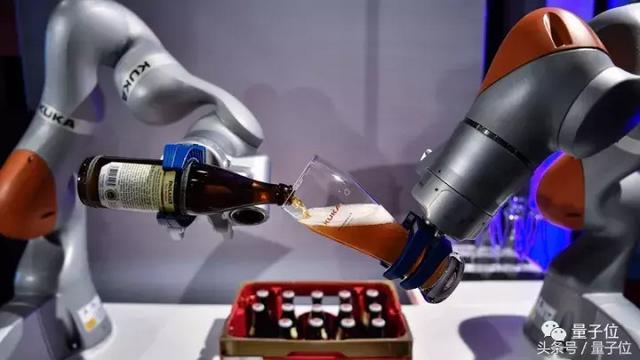 工业机器人一年卖30万台，中国买了三分之一，是否抢人类饭碗？