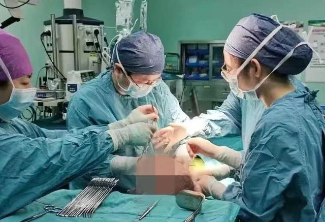 39岁二宝妈妈生下“三胞胎”！青岛医生：为极罕见的“单绒三羊”