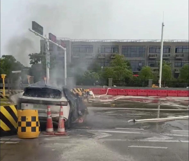 车上4人死亡 杭州一台电动车碰撞后起火
