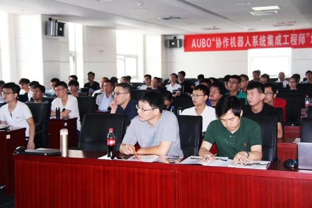 北航（天津武清）智能制造研究院举行 协作机器人技术培训会