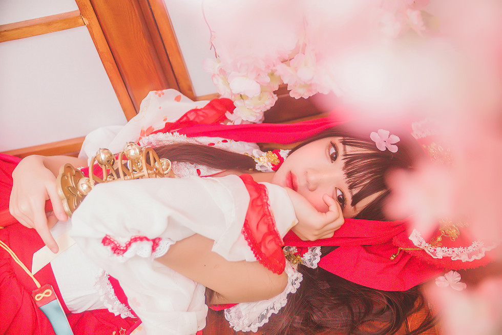 清纯萝莉风COS桜桃喵之灵梦私房红色喜庆服饰写真