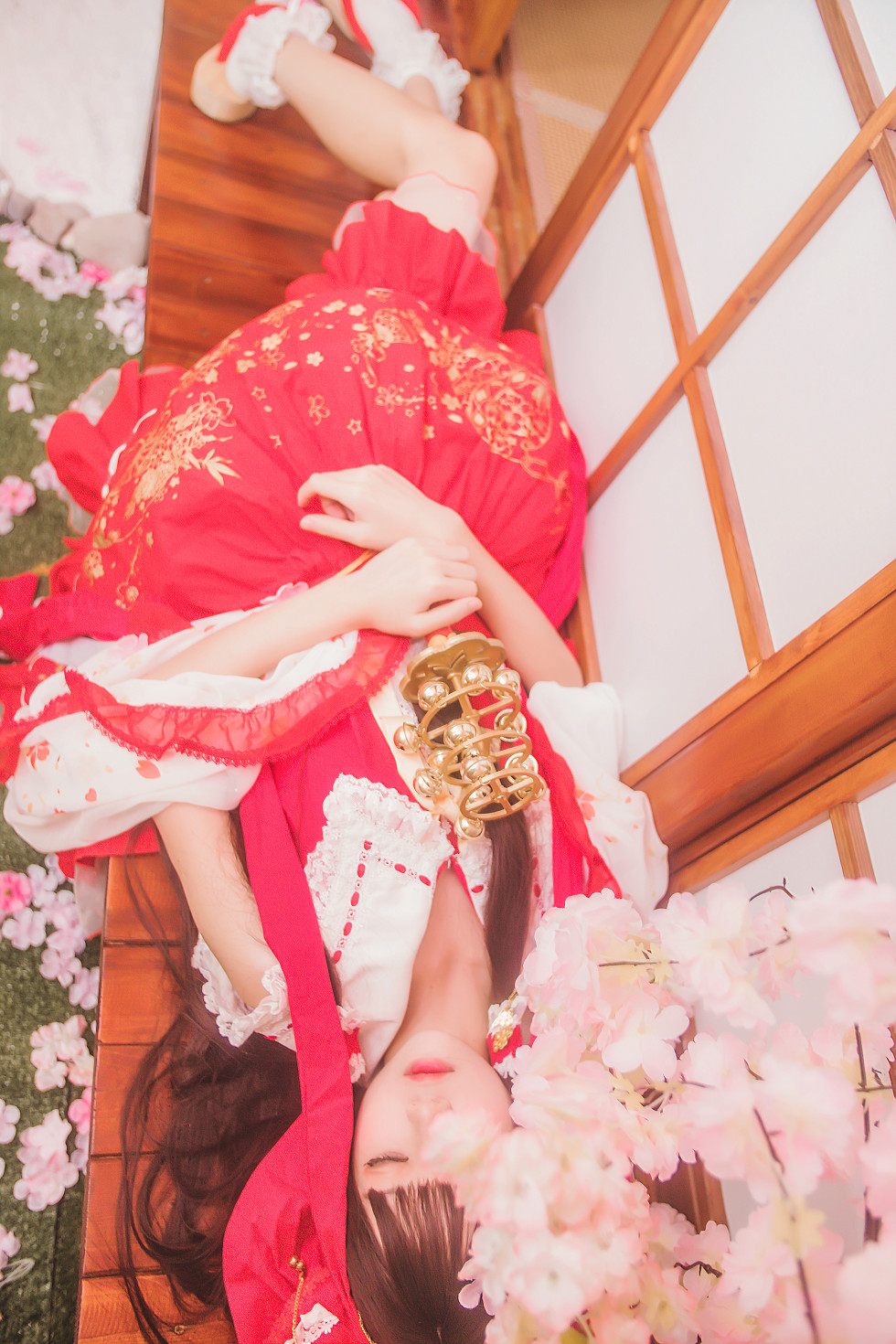 清纯萝莉风COS桜桃喵之灵梦私房红色喜庆服饰写真