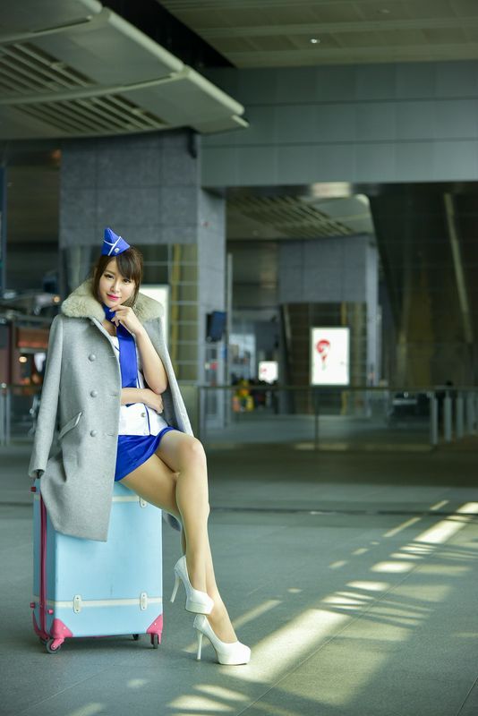 网路收集系列长腿美模邬育锜空姐制服外拍