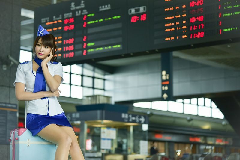 网路收集系列长腿美模邬育锜空姐制服外拍