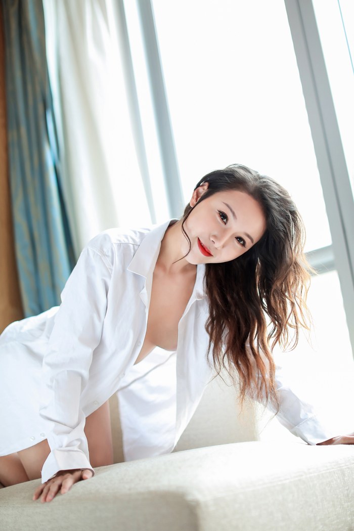 欲望女神王沫儿门庭大开美乳勾魂慑魄