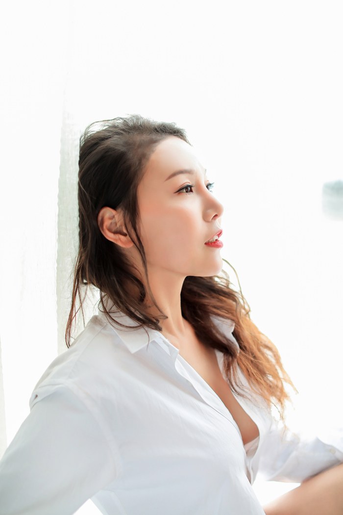 欲望女神王沫儿门庭大开美乳勾魂慑魄
