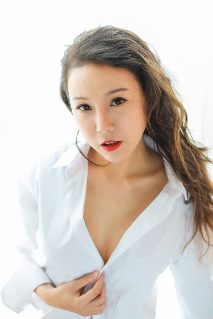 欲望女神王沫儿门庭大开美乳勾魂慑魄