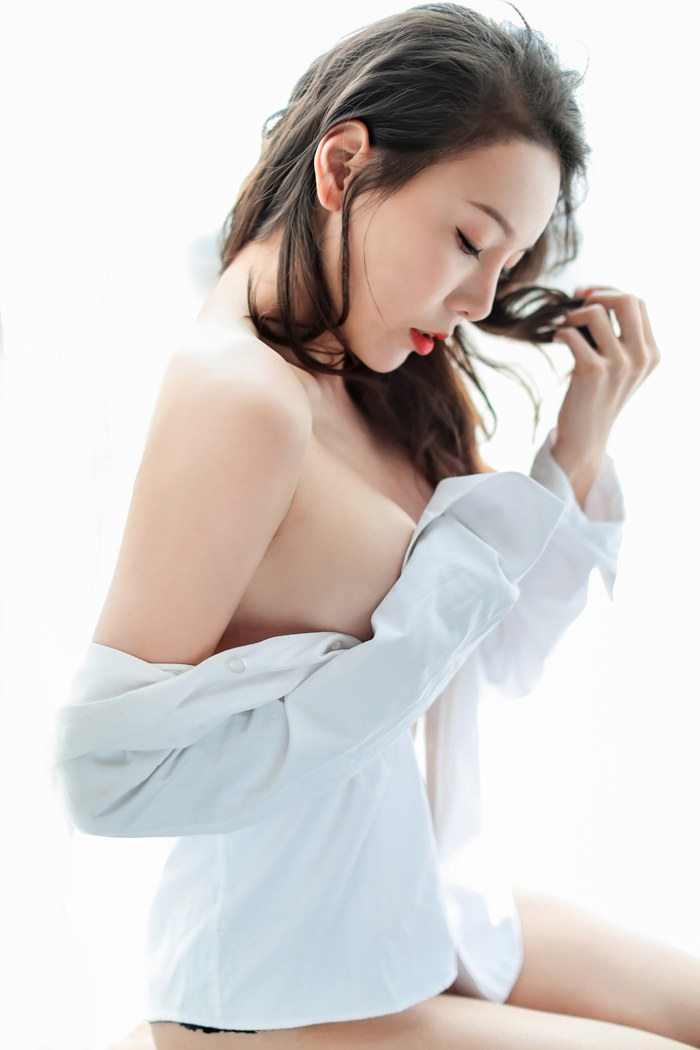 欲望女神王沫儿门庭大开美乳勾魂慑魄