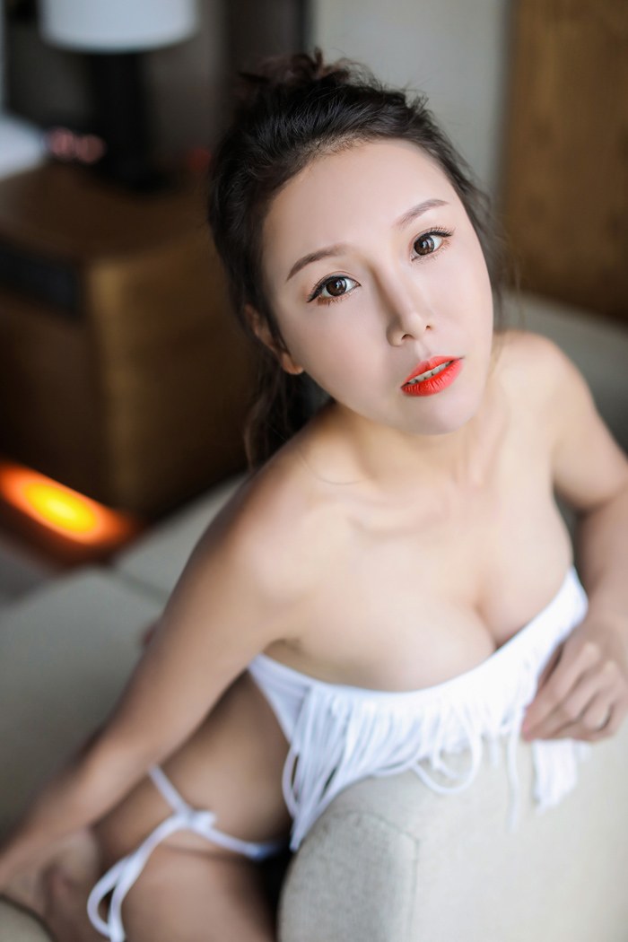 欲望女神王沫儿门庭大开美乳勾魂慑魄